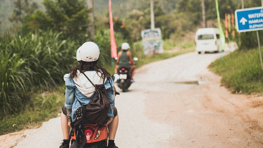 Młoda kobieta na skuterze - backpacking za granicą