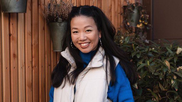 To jest ważne dla ubezpieczeń na życie Młoda kobieta uśmiecha się do kamery