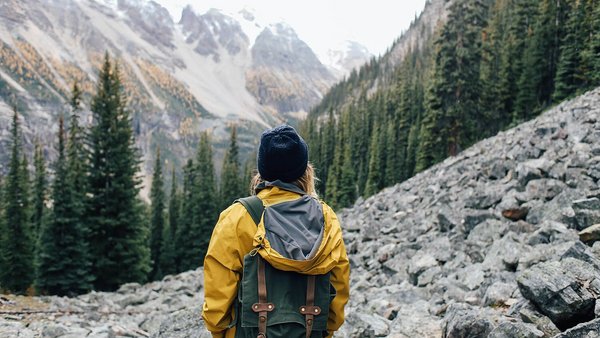 Osoba patrząc na widoki podczas wędrówki - Backpacking Osoba patrząc na widoki podczas wędrówki - Backpacking