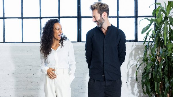 Para patrzy na siebie śmiejąc się - planowanie budżetu weselnego Para patrzy na siebie śmiejąc się - planowanie budżetu weselnego