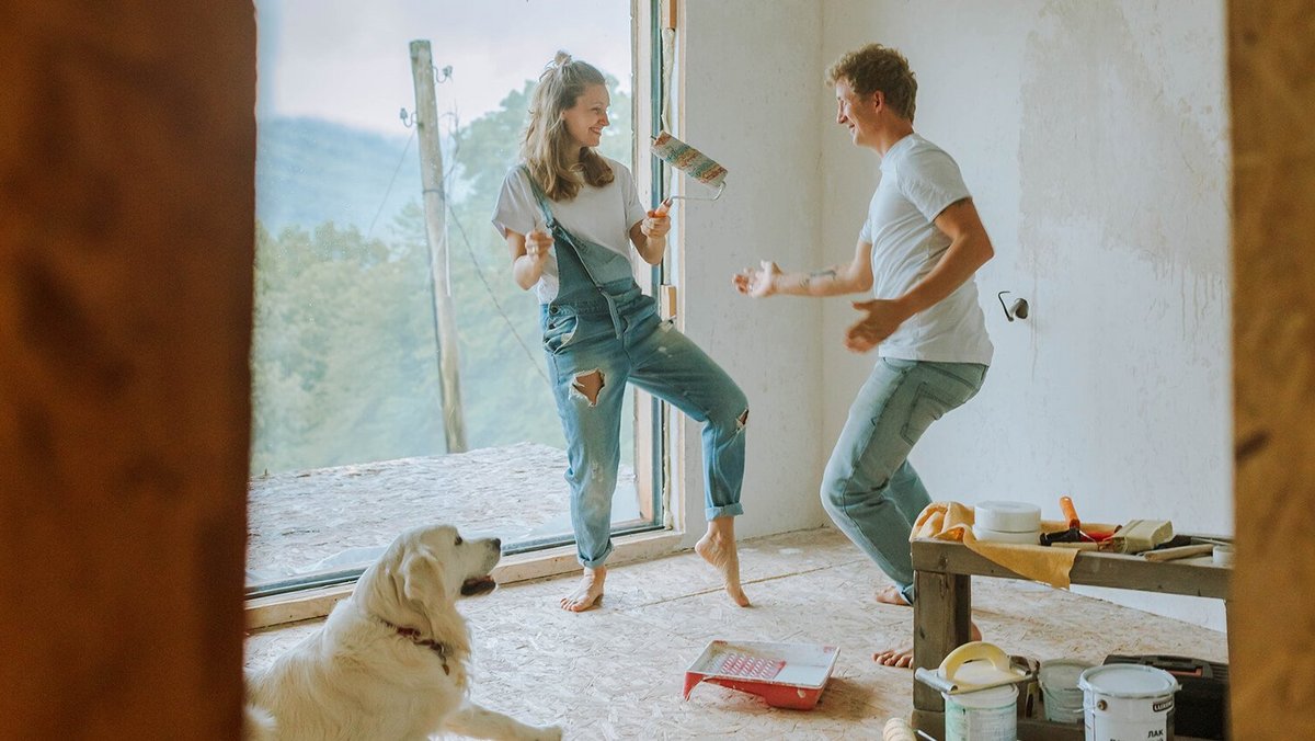Tańcząca para z psem w nowym domu - Finansowanie budowy