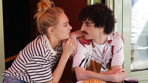 Para siedzi w kawiarni - wspólne konto Para siedzi w kawiarni - wspólne konto