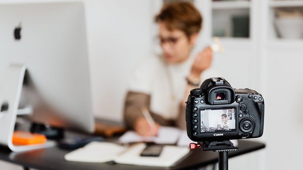 Fotograf pracuje na komputerze - plan ubezpieczenia emerytalnego