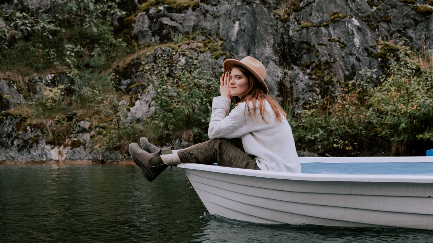 Kobieta siedzi w łodzi - Podróżowanie za granicą