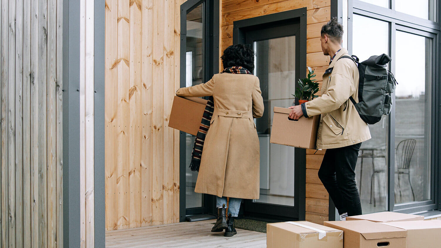 Para wprowadza się do swojego pierwszego domu