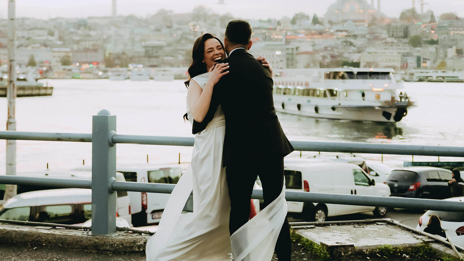 Panna młoda i pan młody przytulają się śmiejąc się - Planowanie ślubu Panna młoda i pan młody przytulają się śmiejąc się - Planowanie ślubu