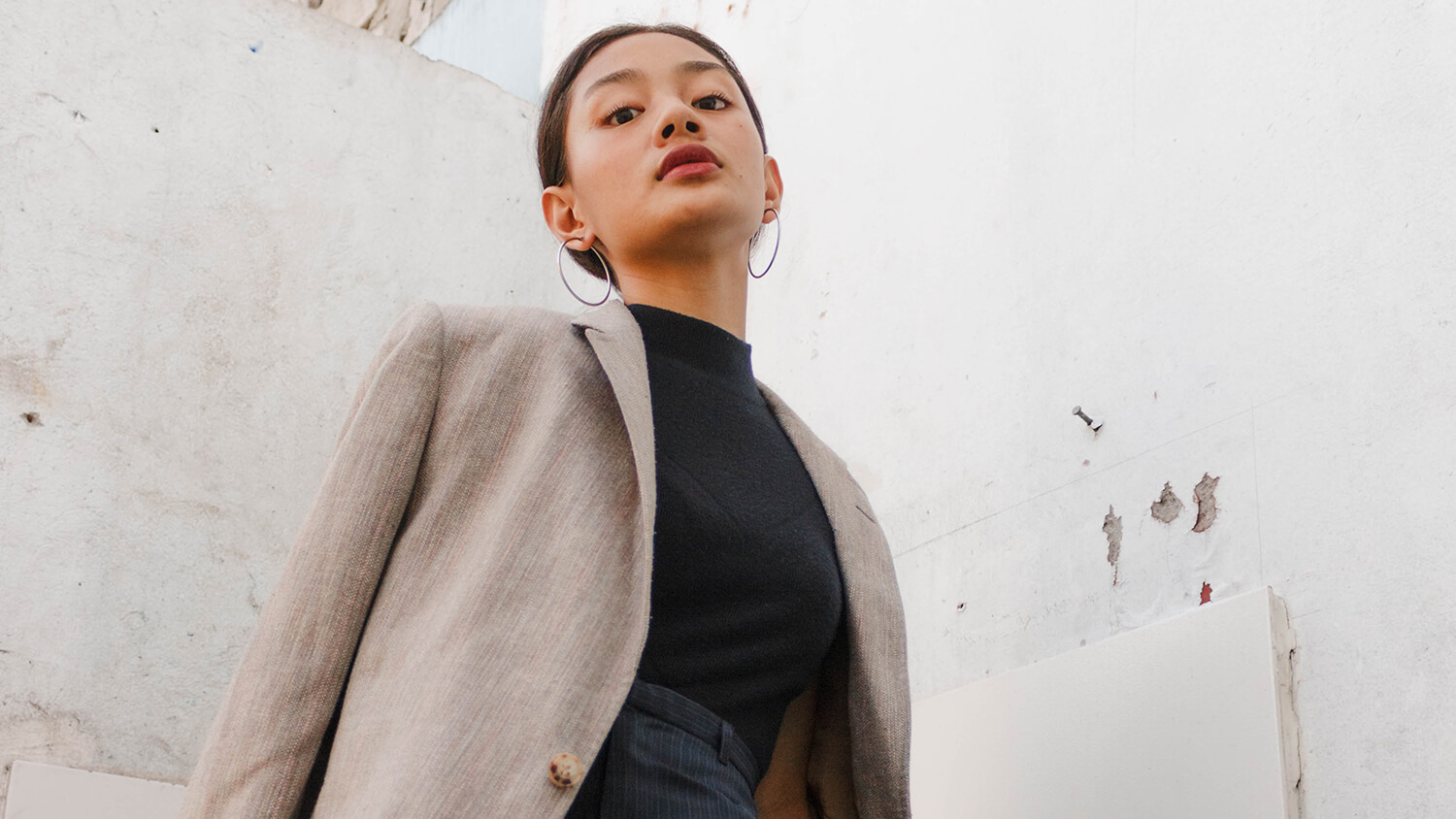 Silna kobieta patrzy na kamerę - negocjowanie podwyżki wynagrodzenia Silna kobieta patrzy na kamerę - negocjowanie podwyżki wynagrodzenia