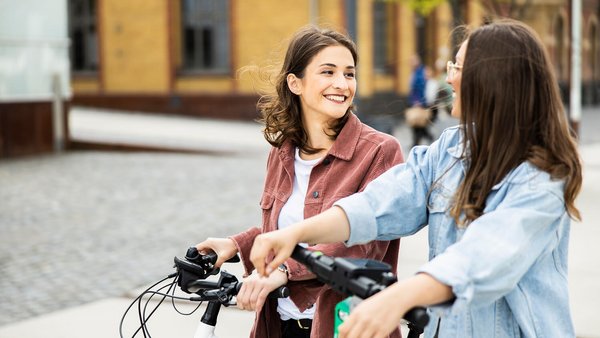 Dwie studentki przed uniwersytetem – finansowanie studiów