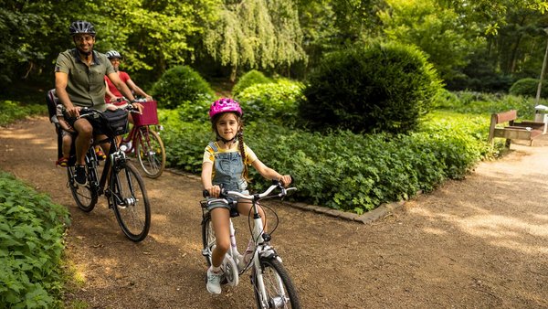 Rodzina wybiera się na wycieczkę rowerem – fundusz podróżniczy