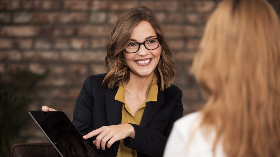 Doradczyni w garniturze podczas rozmowy z klientką