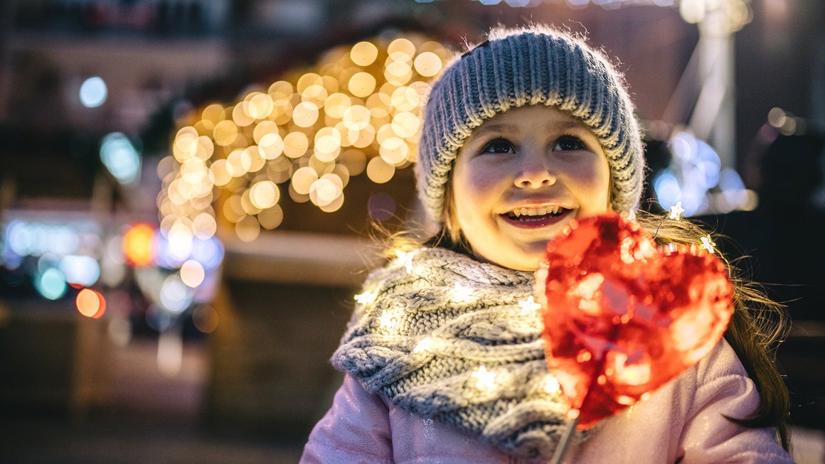 Dziewczynka z serduszkiem i świątecznymi światełkami - Właściwe inwestowanie pieniędzy
