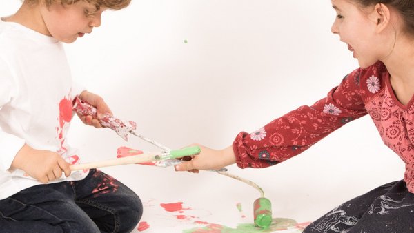 Nasz serwis Dzieci malują obrazy farbami