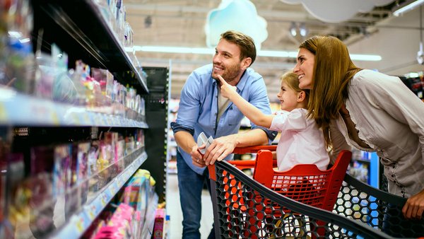 Rodzinne zakupy w supermarkecie Rodzinne zakupy w supermarkecie