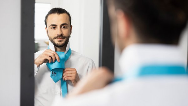 Kandydat zawiązuje krawat OVB