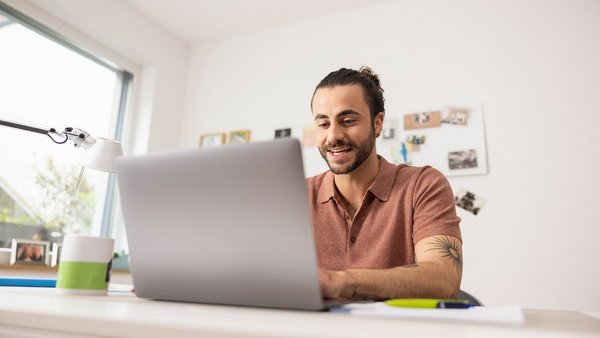 Praca z domu, mężczyzna na laptopie - Biuro domowe w OVB Praca z domu, mężczyzna na laptopie - Biuro domowe w OVB