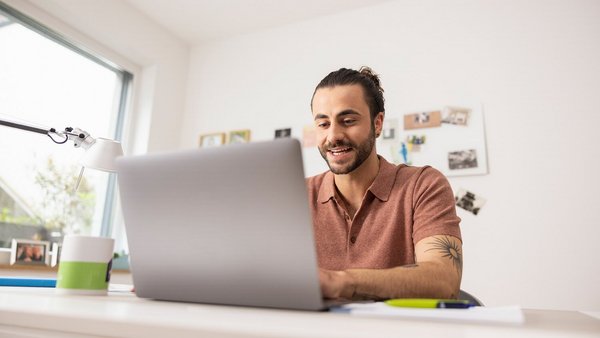 Praca z domu, mężczyzna na laptopie - Biuro domowe w OVB